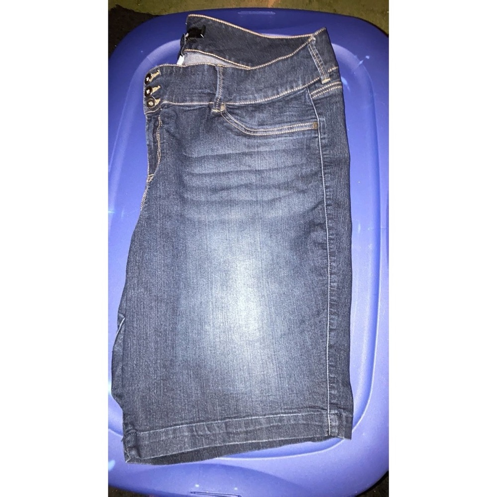 Torrid size 26 bermuda shorts